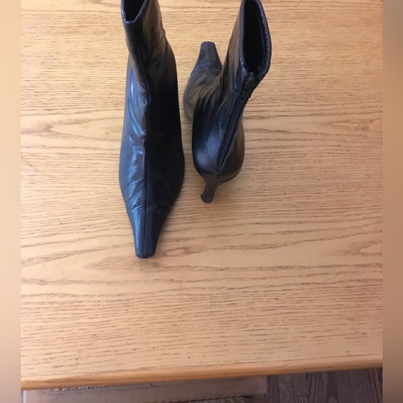 Stylish black ankle boots with small heels. - Picture 2 of 4